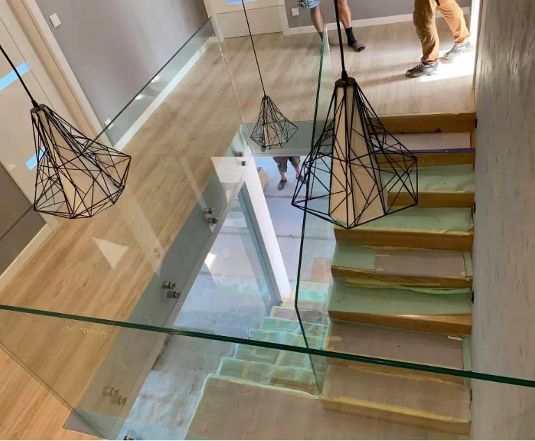 szkło nad schodami
